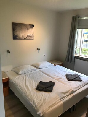 Double room 2 with shared bathroom | Blackout drapes, free WiFi, bed sheets - Raudafell 1 (Rangárþing eystra)