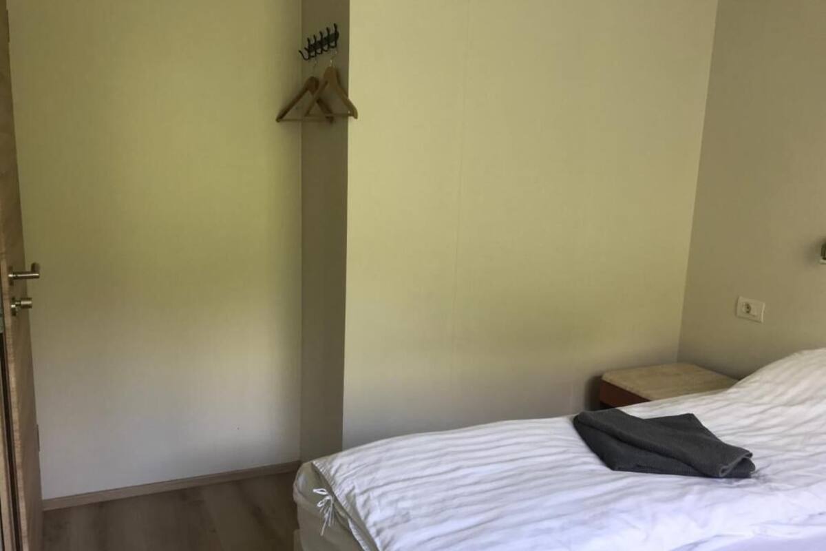 Double room 2 with shared bathroom | Blackout drapes, WiFi (free), bed sheets