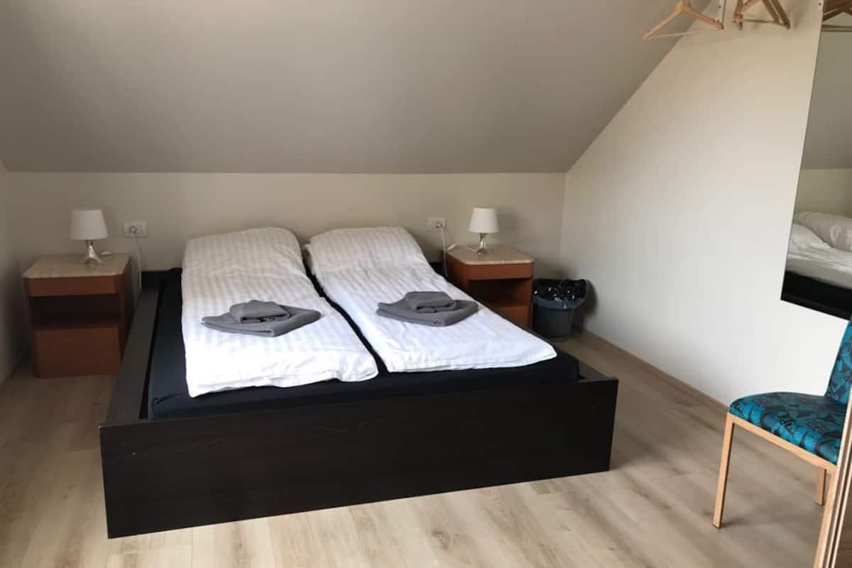 Cortinas blackout, wifi gratis y ropa de cama