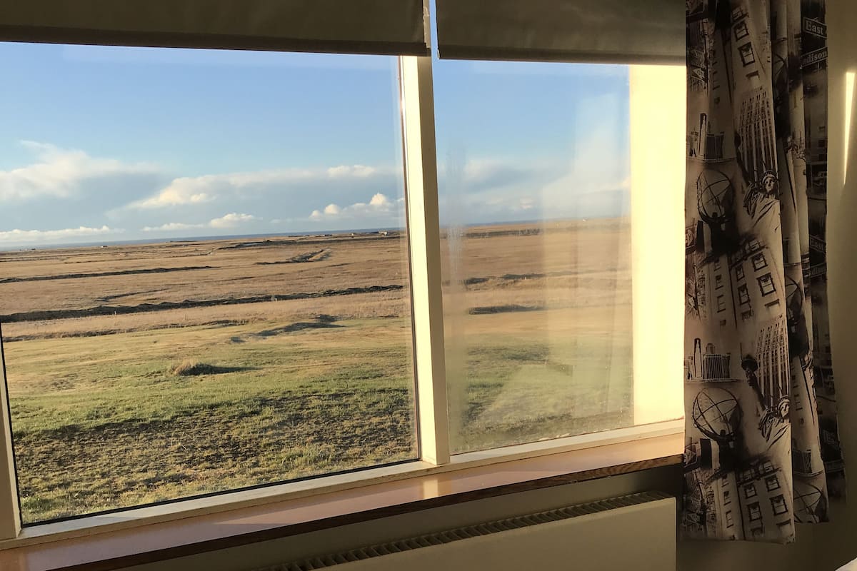 Cortinas blackout, wifi gratis y ropa de cama