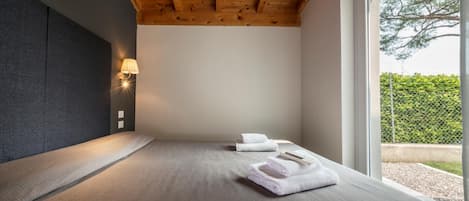Escritorio, camas extra, wifi gratis y ropa de cama