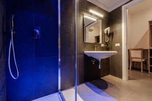Shower, rainfall showerhead, free toiletries, hair dryer - Garda Guest House (Lazise)
