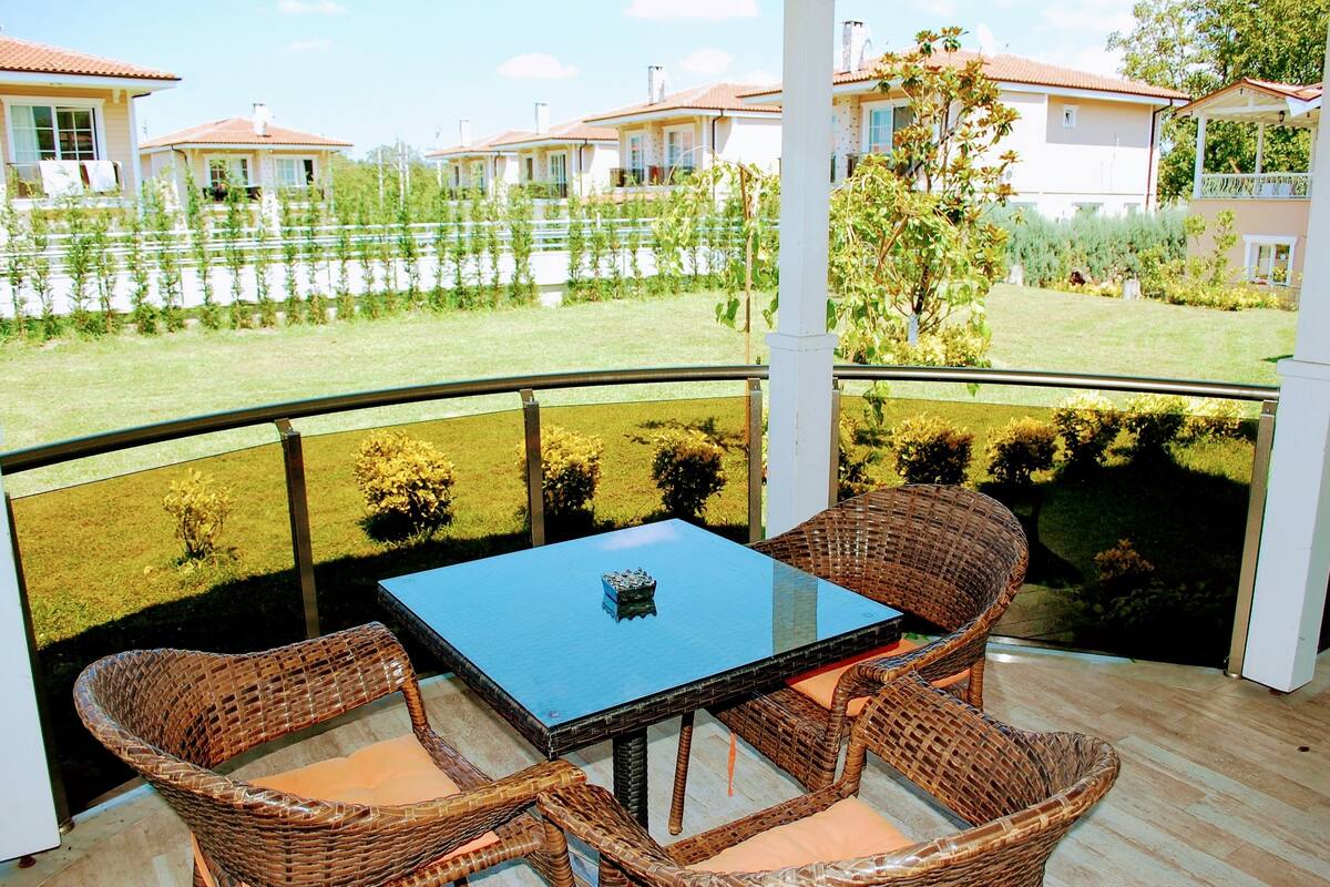 Villa Premium, 4 habitaciones, vista a la alberca, en el área del jardín | Ropa de cama de alta calidad, muebles diferentes y escritorio