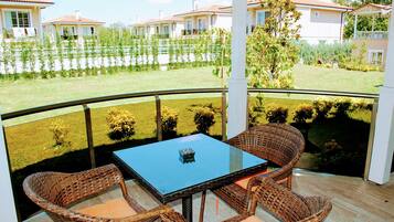 Villa Premium - 4 sovrum - utsikt mot poolen - trädgård | Sängtillbehör av högsta kvalitet, unika möbler och skrivbord