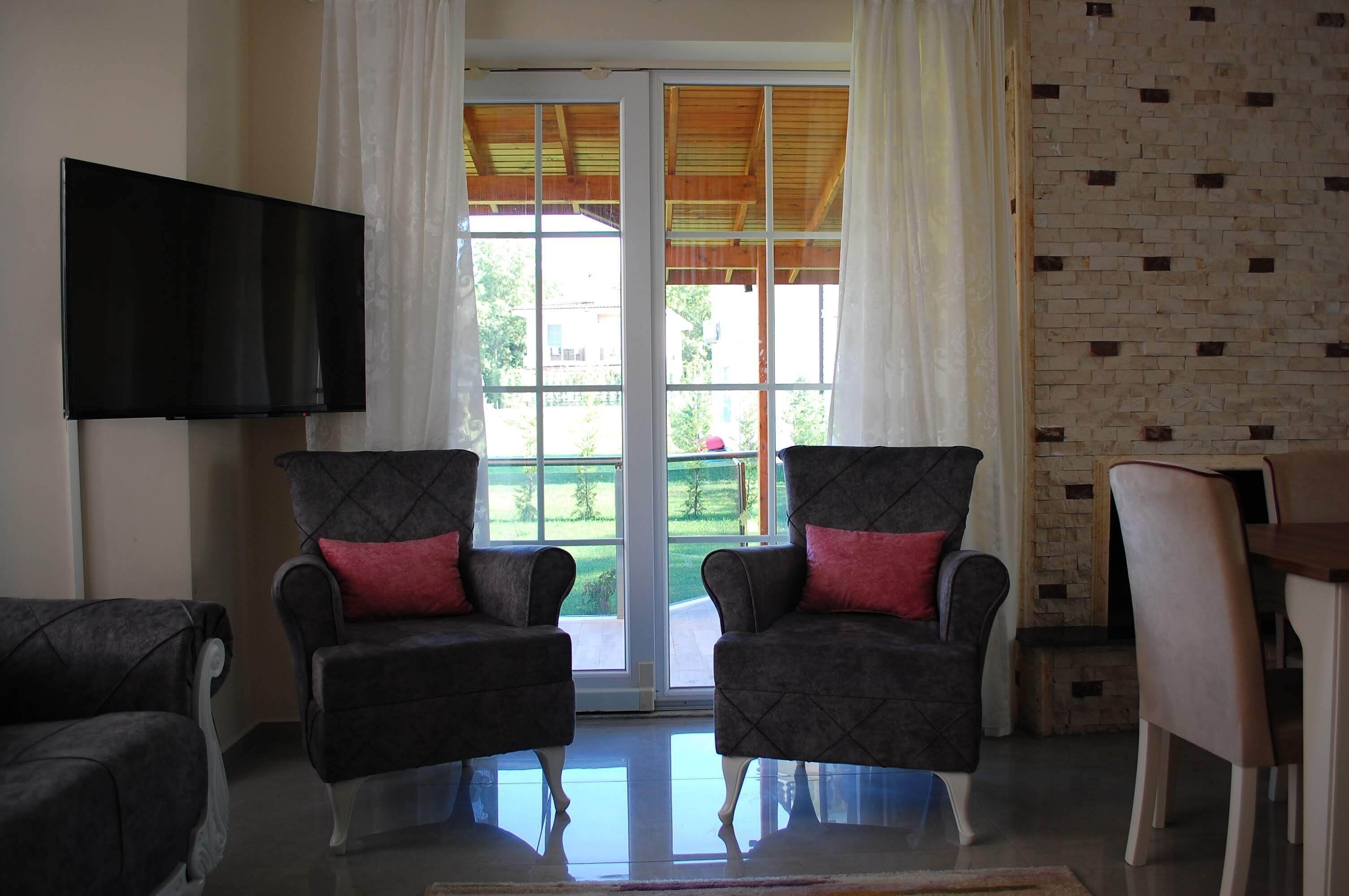 Premium-huvila, 4 makuuhuonetta, tupakointi sallittu, osittainen järvinäköala | Olohuone | LED-televisio, takka, lämmitetyt lattiat