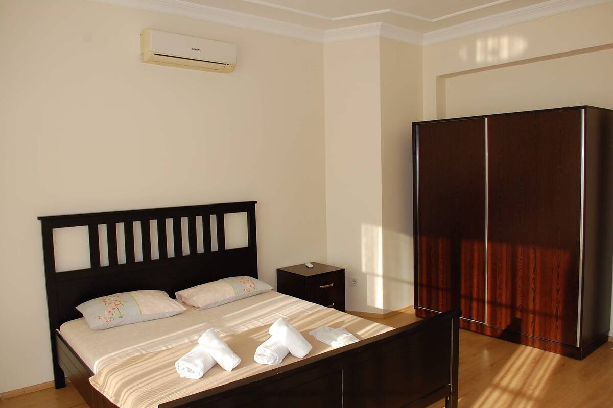 Villa Premium, 4 habitaciones, chimenea, vista al lago | Ropa de cama de alta calidad, muebles diferentes y escritorio