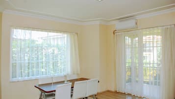 Ropa de cama de alta calidad, muebles diferentes y escritorio