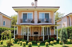 Vila premium, 4 quartos, vista para a piscina, no jardim | Roupas de cama premium, individualmente mobiliados, escrivaninha