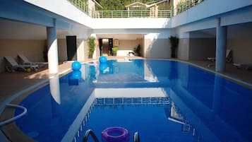 En säsongsöppen utomhuspool