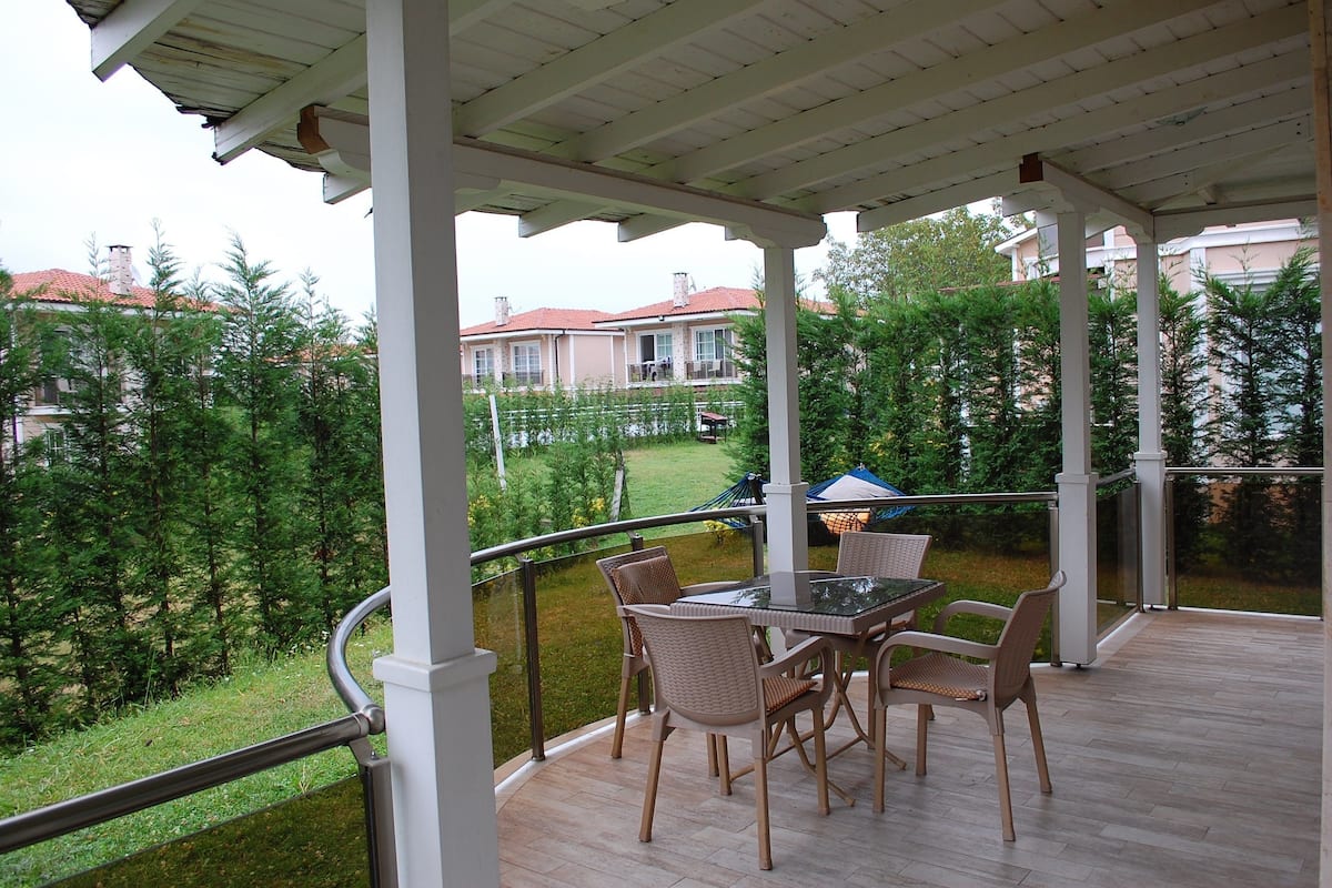 Villa Premium, 4 habitaciones, para fumadores, vista al patio | Ropa de cama de alta calidad, muebles diferentes y escritorio