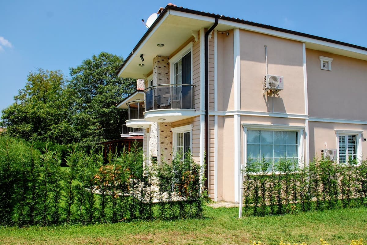 Villa Premium, 4 habitaciones, para fumadores, vista parcial al lago | Ropa de cama de alta calidad, muebles diferentes y escritorio