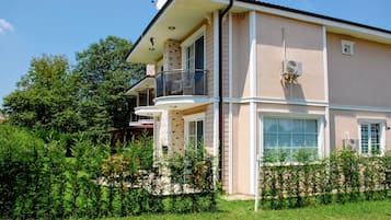 Premium Villa, 4 Bedrooms, Smoking, Partial Lake View | Premium bedding, individually furnished, desk, laptop workspace