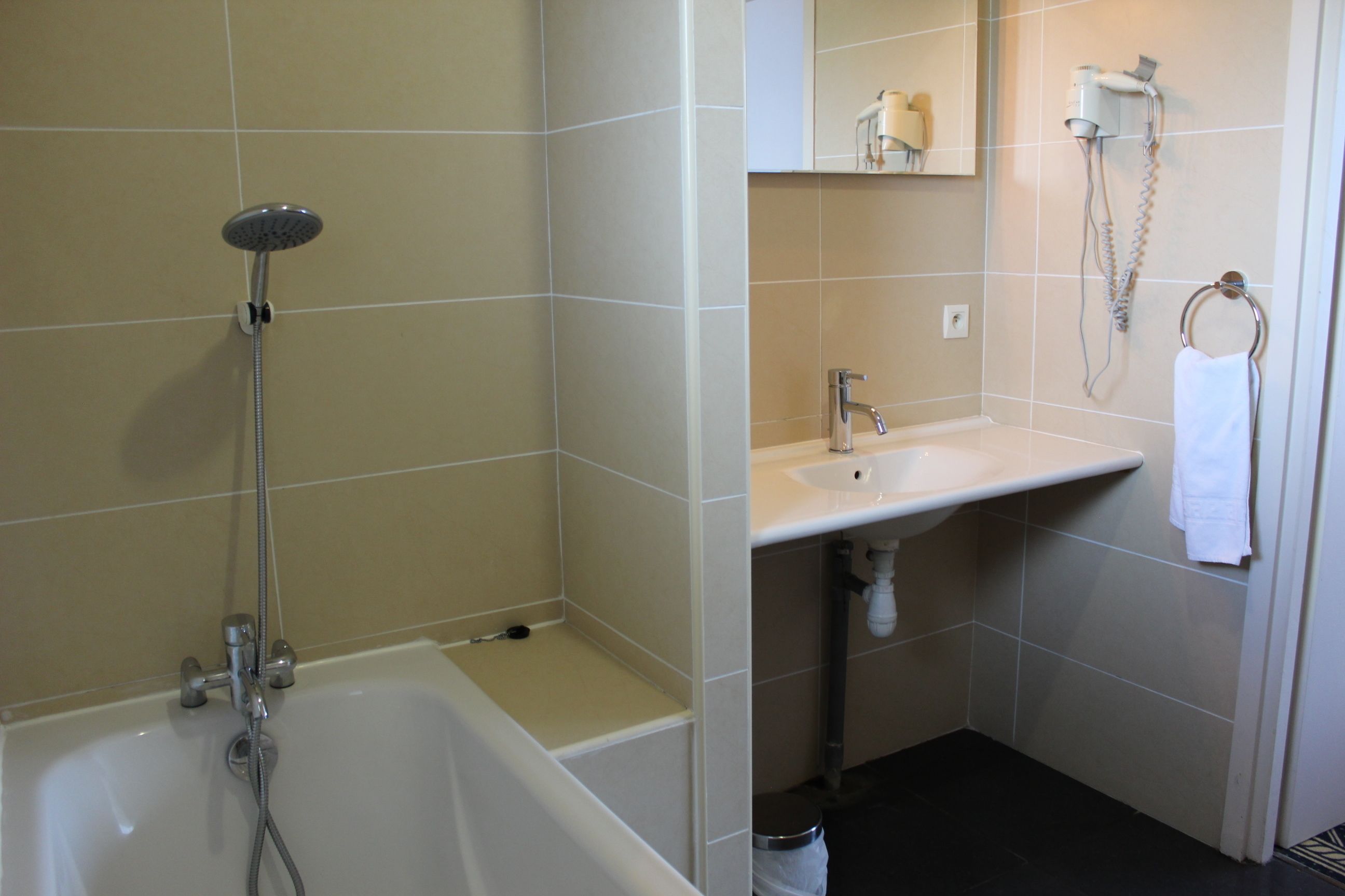 Un baño con bañera, lavamanos y ducha.