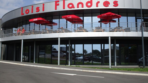 Un edificio con fachada curva y el nombre "Loisi Flandres" bien visible.