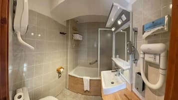 Twin Room | Premium bedding, minibar, in-room safe, desk