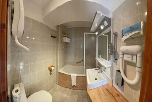 Twin kamer | Luxe beddengoed, een minibar, een kluis op de kamer, een bureau