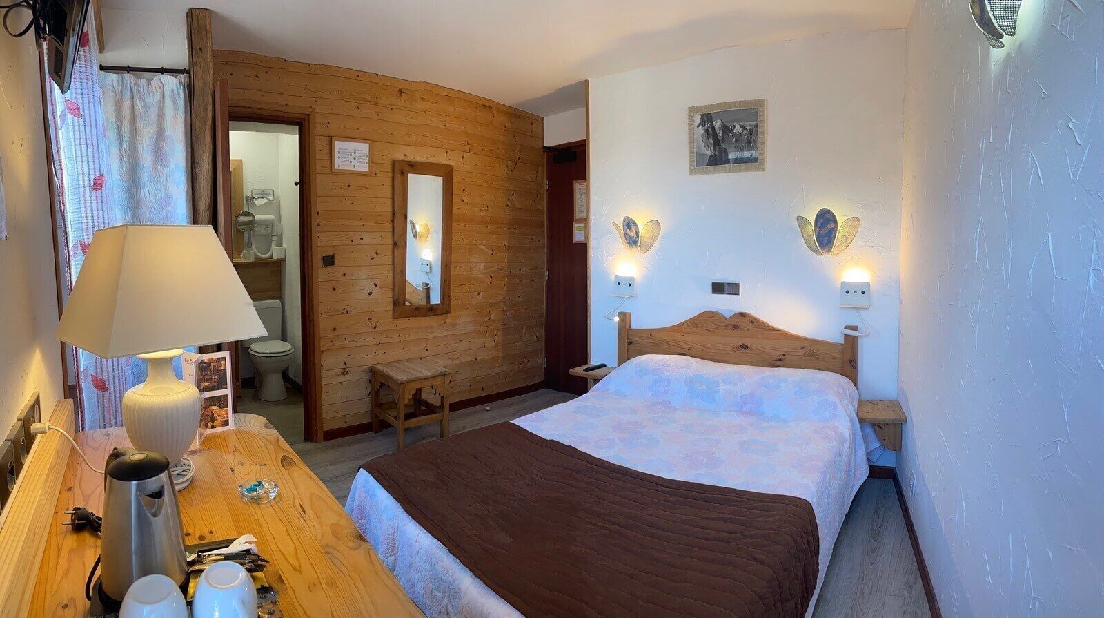 Ropa de cama de alta calidad y minibar 