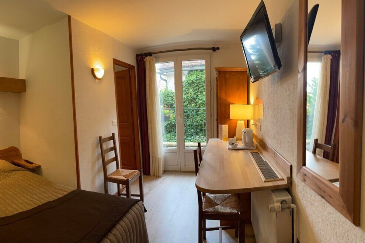 Luxe beddengoed, een minibar, een kluis op de kamer, een bureau