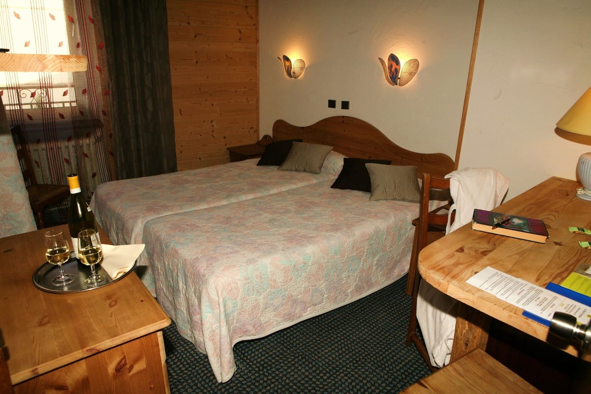 Twin kamer | Luxe beddengoed, een minibar, een kluis op de kamer, een bureau