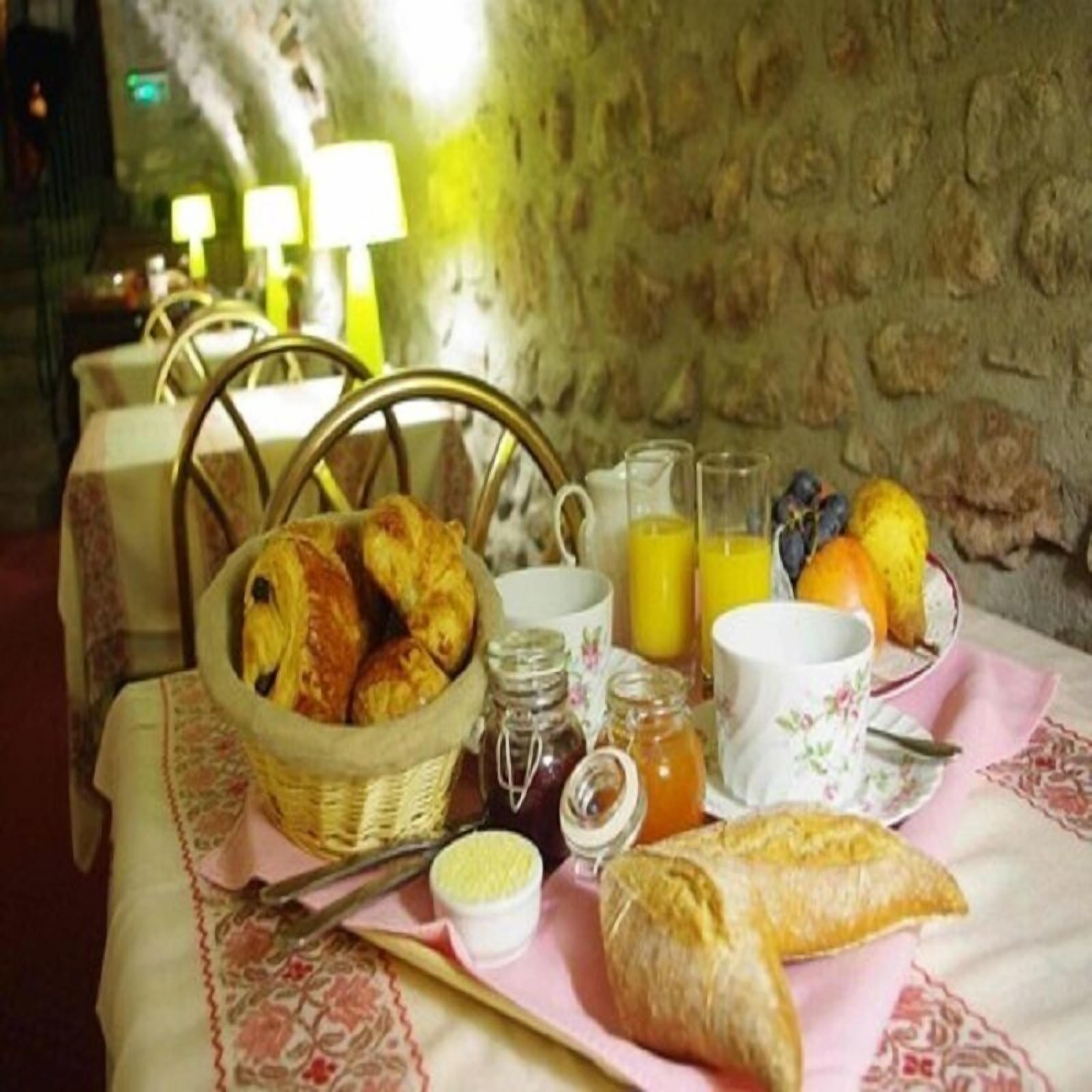 S'hi serveixen sopars i plats de cuina local 