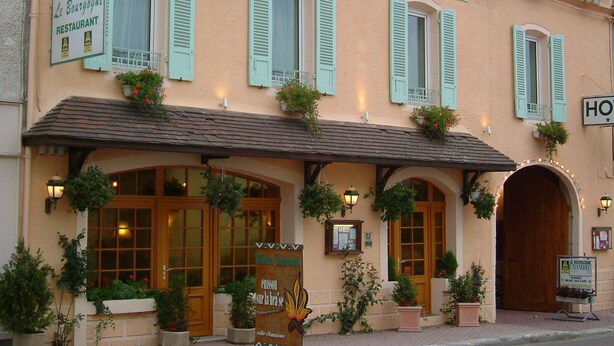 Un hotel con un letrero que dice "HOTEL DE BOURGOGNE" y "RESTAURANTE", indicando un restaurante.
