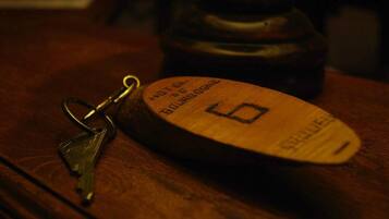 Un llavero de madera con el texto "HOTEL DE BOURGOGNE" y el número "6".