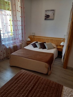 Family Room | Premium bedding, minibar, in-room safe, desk - Hôtel De Bourgogne (Saulieu)