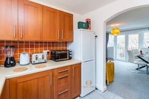 Apartamento, 2 quartos | Cozinha privada | Geladeira grande, micro-ondas, fogão, lava-louças