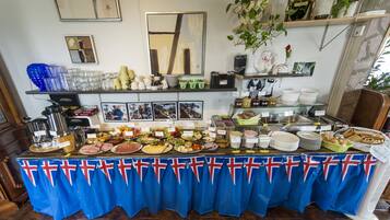 Desayuno continental diario (EUR 20 por persona)