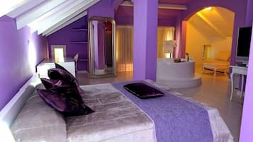 Suite (Lila) | Individually decorated, individually furnished, desk, blackout curtains