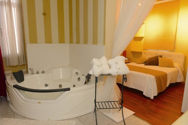 Suite ( 102 ) | Jetted tub