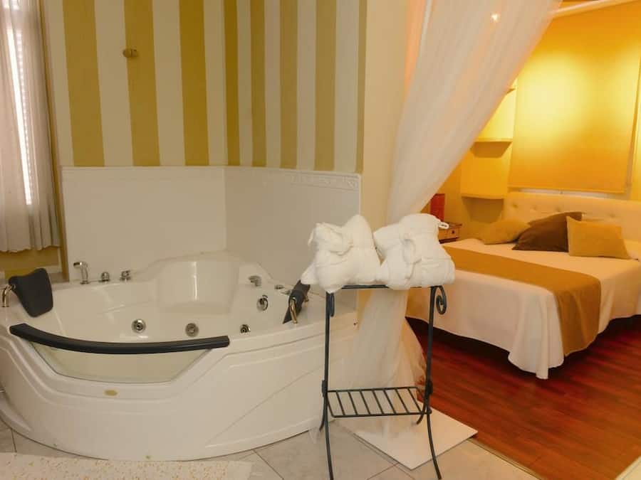 Suite ( 102 ) | Jetted tub