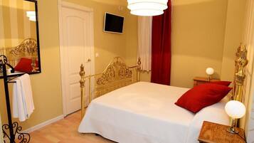 Doppelzimmer | Individuell dekoriert, individuell eingerichtet, Schreibtisch