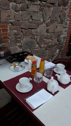 Free daily continental breakfast  - Les Pierres Folles (Rozier-en-Donzy)
