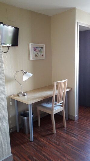 Kamar Double, 1 Tempat Tidur Queen | Seprai premium, meja kerja, kedap suara, dan setrika/meja setrika