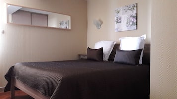 Double Room, 1 Queen Bed | Premium bedding, desk, soundproofing, iron/ironing board