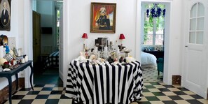 Interior - Queen Christine (Villeneuve-d'Ascq)