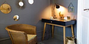 Double Room (Elvir) | Living area - Queen Christine (Villeneuve-d'Ascq)