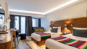 A hotel room with two beds, a desk, and a chair. - HAY Hotel Alsancak (Izmir)