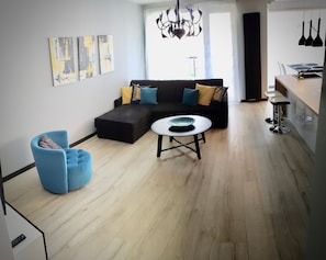 Apartamento, 3 habitaciones, 2 baños (Ericius II) | Sala de estar | Una televisión de pantalla plana, Netflix