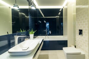 Apartment, 3 Bedrooms, 2 Bathrooms (Ericius II) | Deep-soaking bathtub