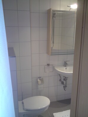 Classic Apartment, Private Bathroom, Courtyard View (Wohlfühl-Appartement ) | Bathroom - Gästehaus Heigeleshof (Ulm)
