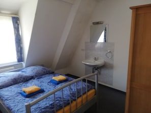 Eenvoudige tweepersoonskamer, gemeenschappelijke badkamer, uitzicht op de stad | Interieur