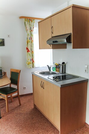 LĂ€genhet Classic - privat badrum - utsikt mot innergĂ„rden (WohlfĂŒhl-Appartement ) | Eget kök