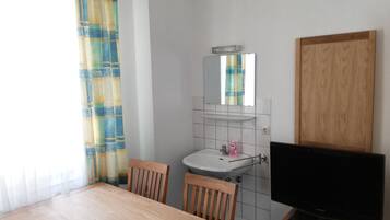 Basic Triple Room, Shared Bathroom | Interior