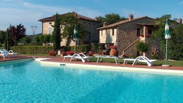 2 Außenpools, Sonnenschirme, Liegestühle