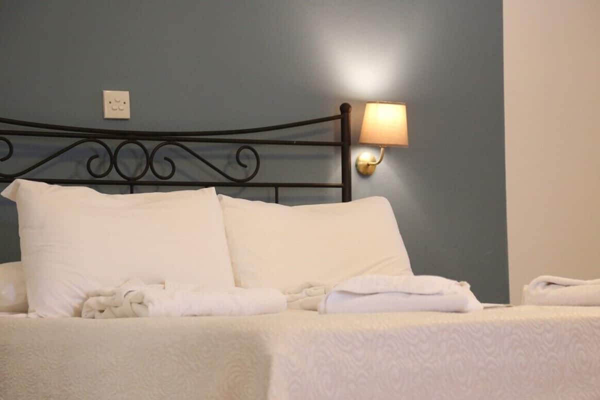Cofres nos quartos, escrivaninha, cortinas blackout