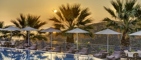 Piscine extérieure, parasols de plage, chaises longues