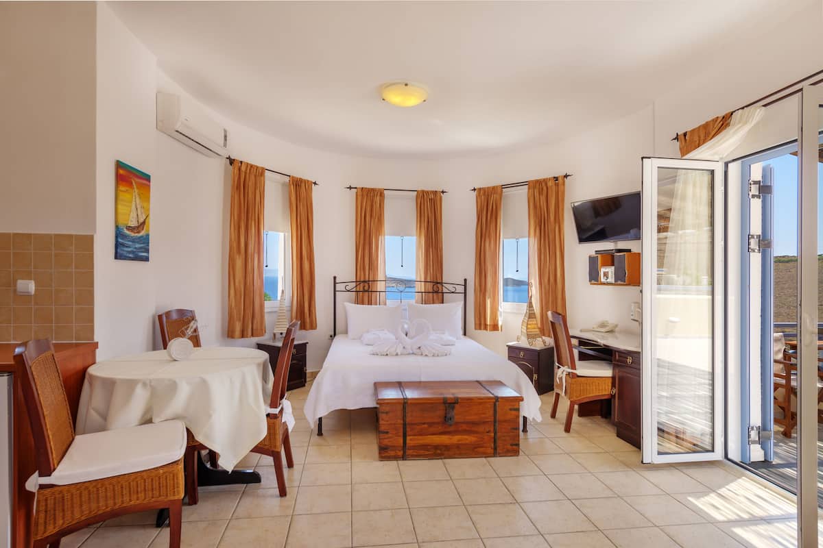 Superior Classic Suite, Sea View | 客房內保險箱、書桌、遮光布/窗簾、熨斗/熨衣板