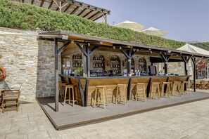 Bar en bord de piscine